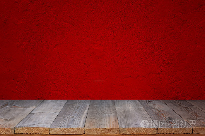 红墙的木桌