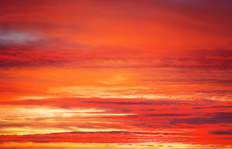 明亮的橙色 红色和黄色颜色的夕阳的天空。世界末日的太阳