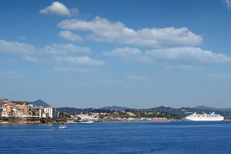 科孚岛镇港口与巡洋舰船