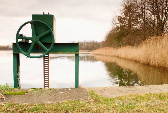 小水库，大坝在秋天的公园。锁定的控制轮在插座