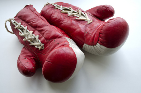 旧的红色和白色拳击手套