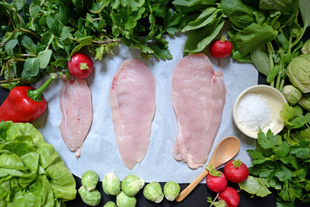 生鸡肉里脊香料 香草和蔬菜