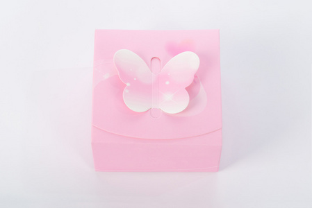 与软阴影的白色背景上的粉红色礼品盒