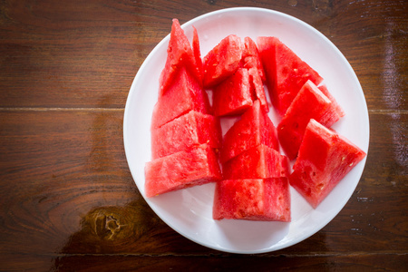 木制背景板新鲜切西瓜新鲜切片西瓜木制背景西瓜水果切割的不同部分