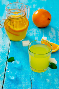 木制的桌子上杯鲜橙汁饮料图片