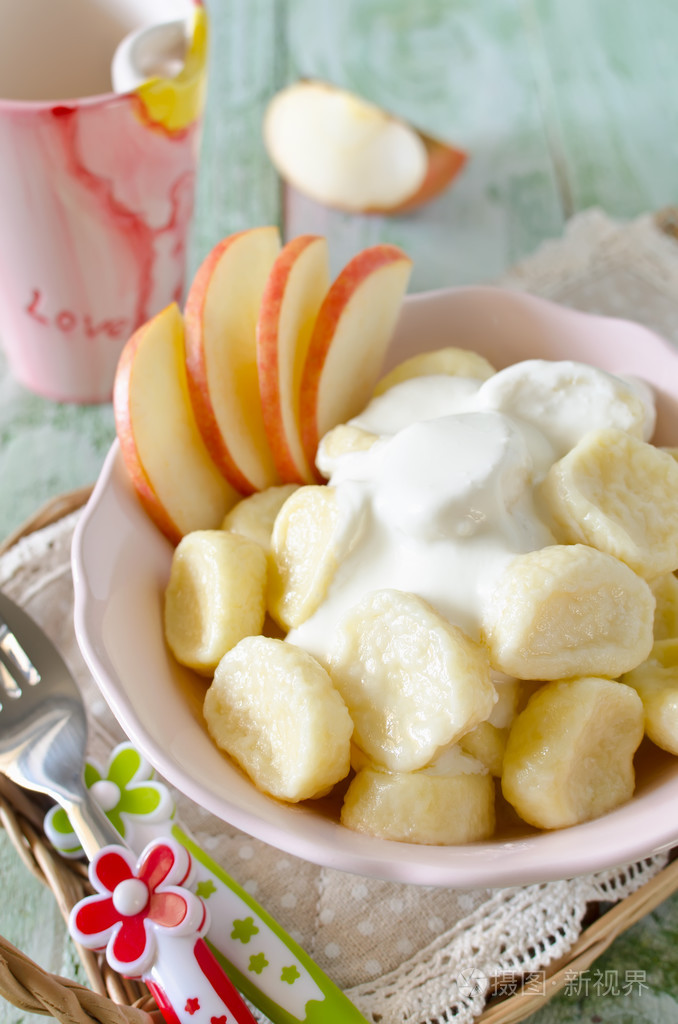 懒惰的奶酪和酸奶油和苹果的