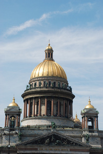 东正教教堂的金色圆顶
