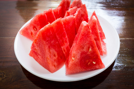 木制背景板新鲜切西瓜新鲜切片西瓜木制背景西瓜水果切割的不同部分