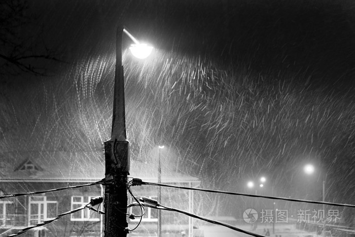 暴风雪街灯夜晚