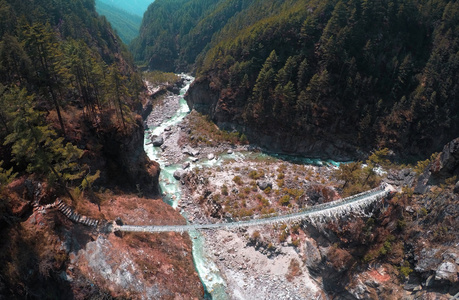 对山区河流悬索桥图片