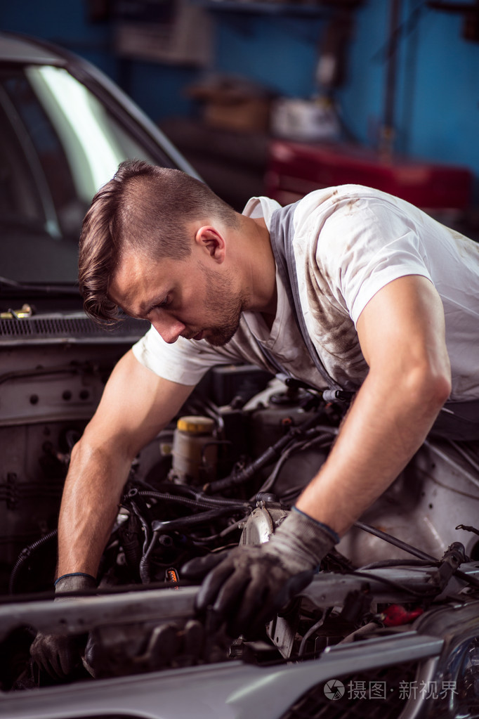 汽车修理工修理坏了的电动机