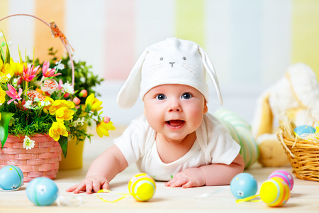 快乐宝贝孩子与复活节兔子耳朵 鸡蛋和鲜花
