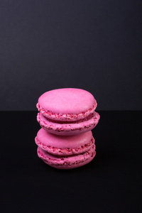 macarons.french 小色黑色背景上的饼干