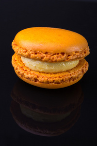 macarons.french 小色黑色背景上的饼干