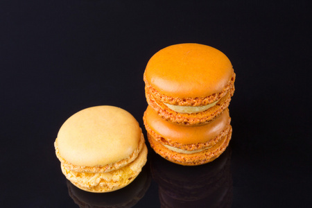 macarons.french 小色黑色背景上的饼干