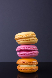 macarons.french 小色黑色背景上的饼干