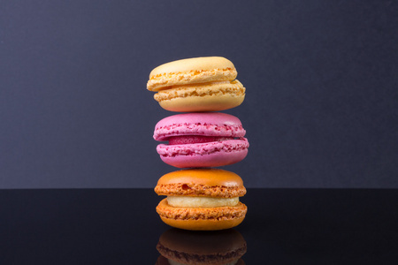 macarons.french 小色黑色背景上的饼干