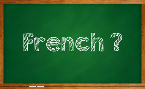 法语写在黑板上bonjour(你好,用法语问候)世界不同语言中的词云,背景