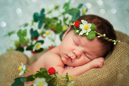 刚出生的婴儿女孩草莓中有甜美的梦