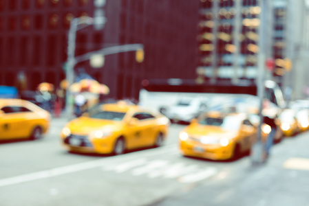 曼哈顿街道上黄色出租车的模糊图片