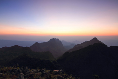 在日落时高山范围景观