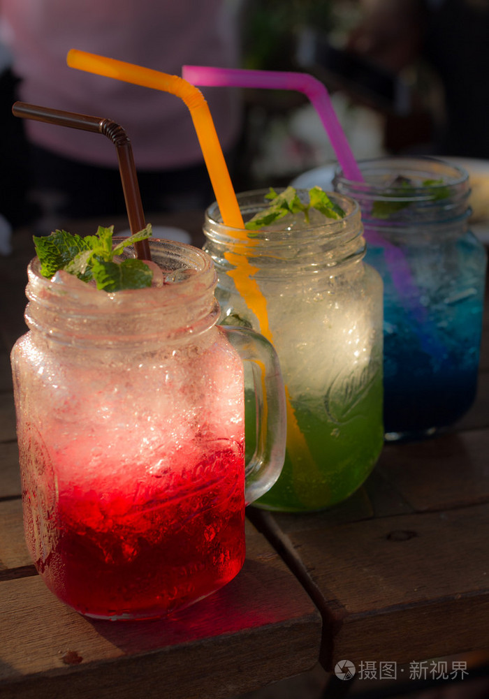 在晚上的果汁汽水照片-正版商用图片1m44df-摄图新视界