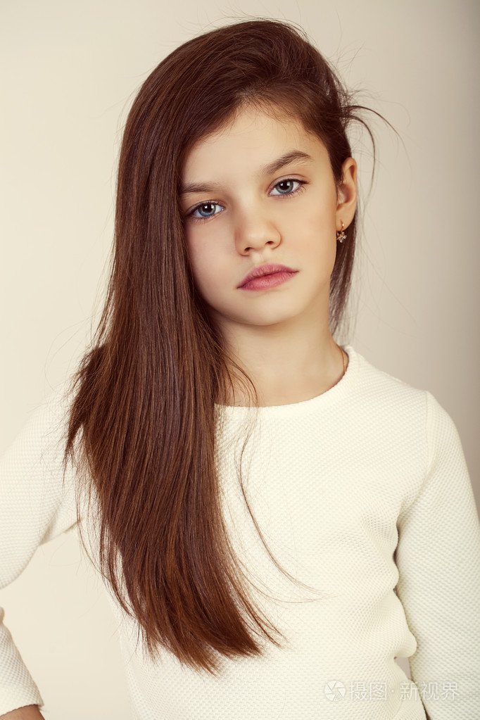 一个迷人的黑发小女孩的肖像