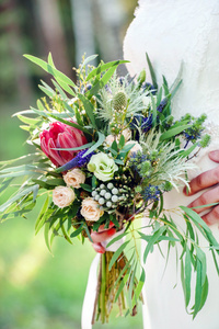 婚礼上掌握在手中的鲜花图片