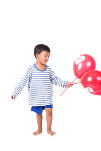 快乐可爱的小男孩玩红色的气球