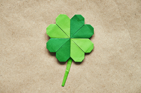绿色折纸纸三叶草三叶草生态纸张背景上。圣 Patrick 天贺卡明信片模板