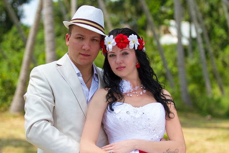上岛苏梅岛 恋人 幸福的夫妇，都在白色新娘。美丽的新娘