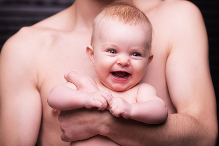 年轻的父亲喂养他的宝贝 daughter.baby 被父亲微笑的女孩