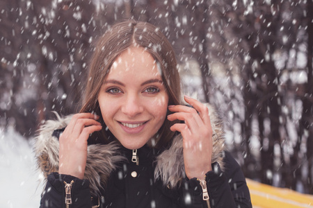 女人和冬天的雪