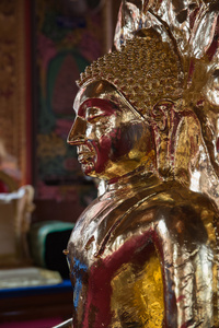 金佛像在佛教教堂寺庙