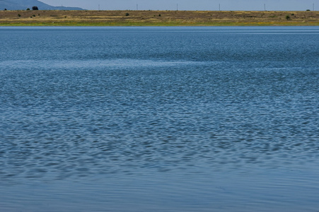 蓝色空水背景Rabisha 湖空的自然表面