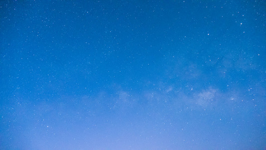 星光夜空的垂直背景与银河在山上露营的夜晚.