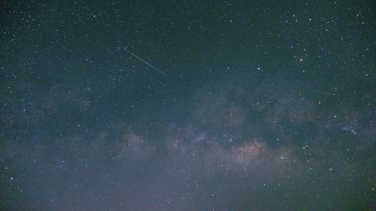 银河在星光灿烂的夜晚