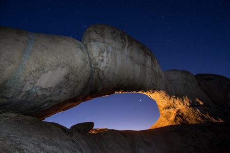 在 Spitzkoppe 纳米比亚岩拱