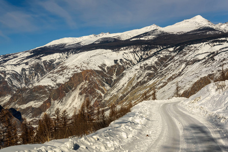 山区道路雪冬谷