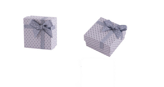 白色礼品盒用弓和缎带的集。图像照片
