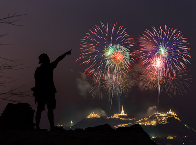 这人这人看起来节日烟花在夜空中照片