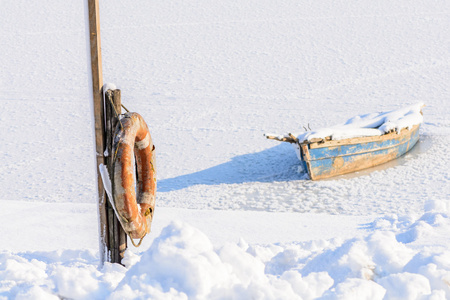 在冰上的旧船。上我的旧船冬季景观组成
