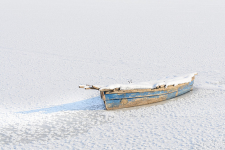 在雪冰湖的旧船。美丽的冰的湖和 bac 的天空