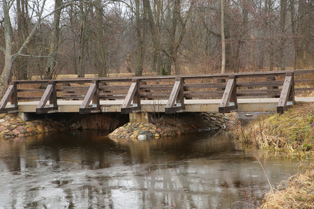 小河上的木桥