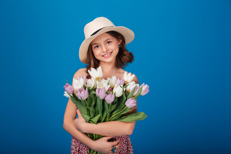 可爱的快乐小女孩用束鲜花图片