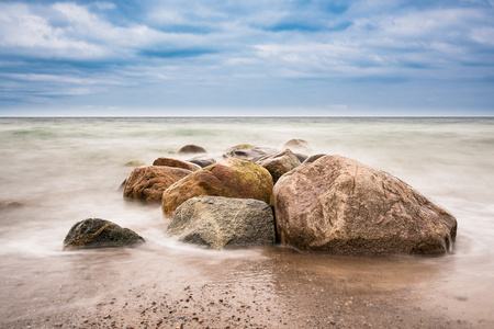 在波罗的海岸边的岩石