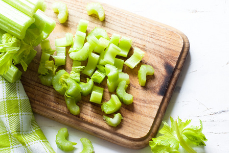 剁芹菜茎