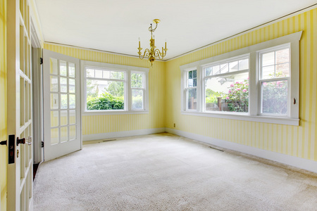 简易房和地毯和黄色的墙壁