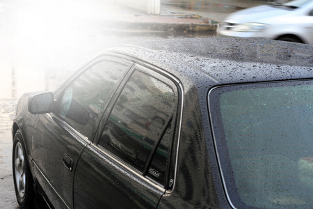 湿的黑色车宏雨滴在一辆小面,洗车,黑色的车在自动洗车照片