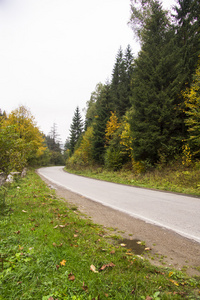 在黄昏高速公路在村